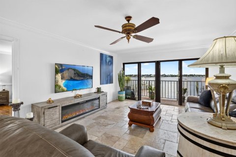 Condo in Stuart, Florida, 2 bedrooms № 2265385 - photo 10