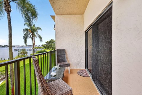Condo in Stuart, Florida, 2 bedrooms № 2265385 - photo 18