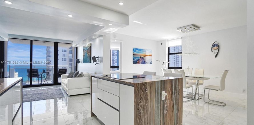 Condominio en Hollywood, Florida, 2 dormitorios  № 1936295