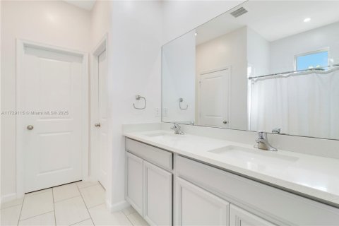 House in Port St. Lucie, Florida 4 bedrooms, 177.44 sq.m. № 1486227 - photo 24