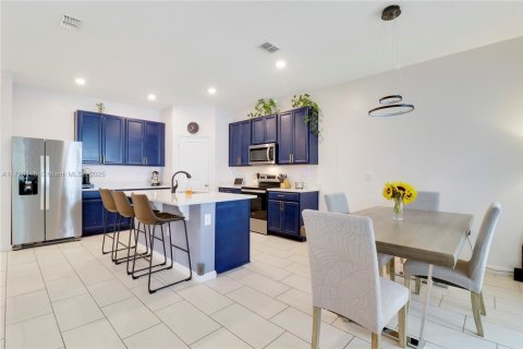 House in Port St. Lucie, Florida 4 bedrooms, 177.44 sq.m. № 1486227 - photo 18