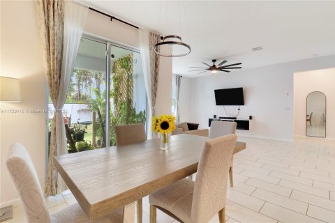 House in Port St. Lucie, Florida 4 bedrooms, 177.44 sq.m. № 1486227 - photo 14