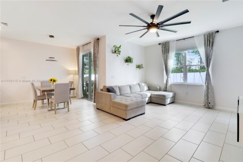 House in Port St. Lucie, Florida 4 bedrooms, 177.44 sq.m. № 1486227 - photo 21