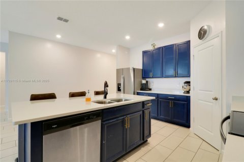 House in Port St. Lucie, Florida 4 bedrooms, 177.44 sq.m. № 1486227 - photo 9