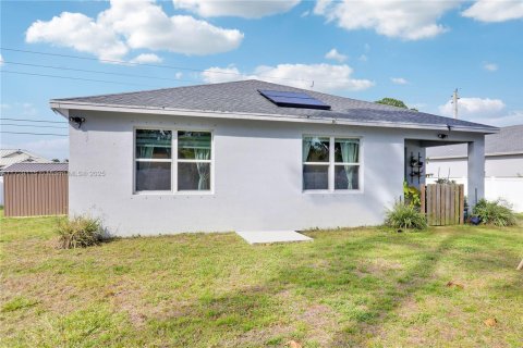 House in Port St. Lucie, Florida 4 bedrooms, 177.44 sq.m. № 1486227 - photo 2