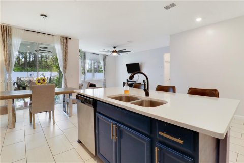 House in Port St. Lucie, Florida 4 bedrooms, 177.44 sq.m. № 1486227 - photo 10