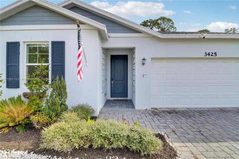 House in Port St. Lucie, Florida 4 bedrooms, 177.44 sq.m. № 1486227 - photo 3