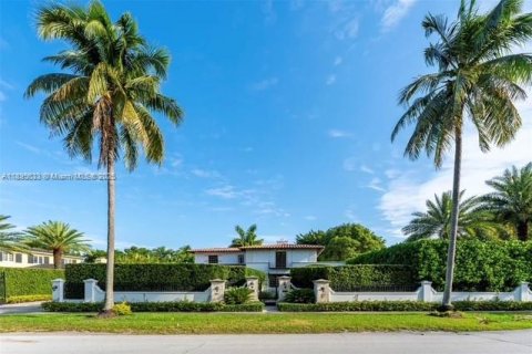 House in Coral Gables, Florida 4 bedrooms, 356.65 sq.m. № 2081472