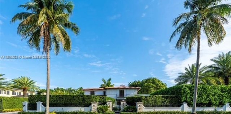 House in Coral Gables, Florida 4 bedrooms, 356.65 sq.m. № 2081472