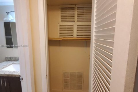 Condo in Miami, Florida, 2 bedrooms  № 1825950 - photo 15