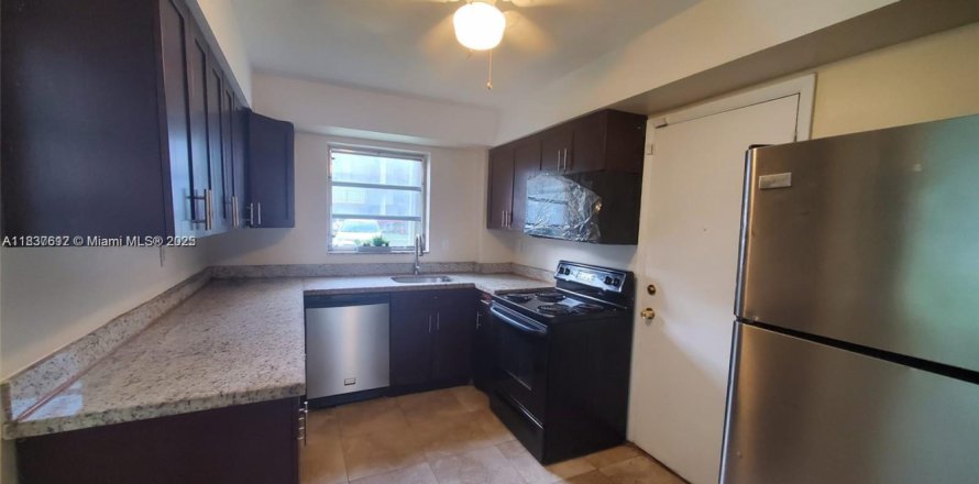 Condo in Miami, Florida, 2 bedrooms  № 1825950