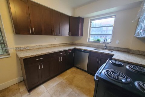 Condo in Miami, Florida, 2 bedrooms  № 1825950 - photo 3