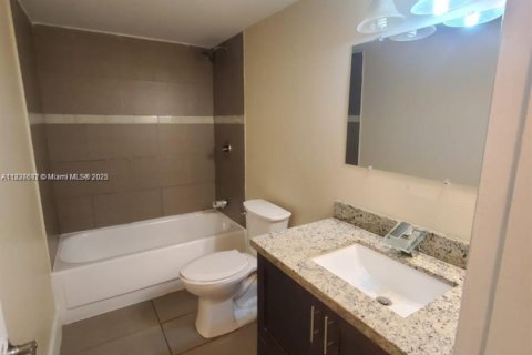 Condo in Miami, Florida, 2 bedrooms  № 1825950 - photo 16