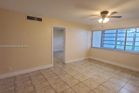 Condo in Miami, Florida, 2 bedrooms  № 1825950 - photo 4
