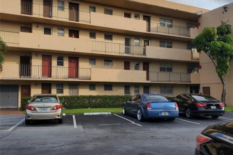 Condo in Miami, Florida, 2 bedrooms  № 1825950 - photo 24