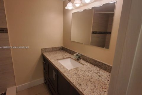 Condo in Miami, Florida, 2 bedrooms  № 1825950 - photo 13