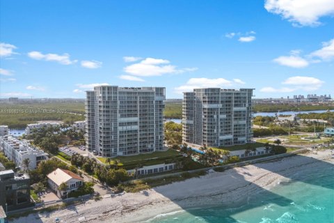 Condominio en Hollywood, Florida, 2 dormitorios  № 2012396