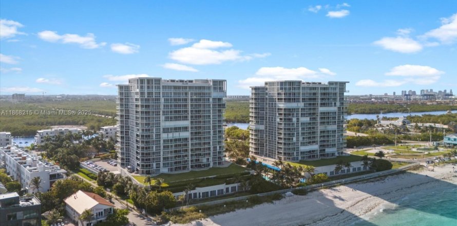 Condominio en Hollywood, Florida, 2 dormitorios  № 2012396