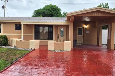 House in Lauderdale Lakes, Florida 3 bedrooms, 124.02 sq.m. № 2429742