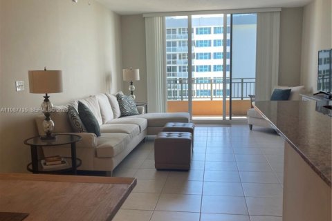 Condominio en alquiler en Hallandale Beach, Florida, 2 dormitorios, 117.06 m2 № 2051264 - foto 14