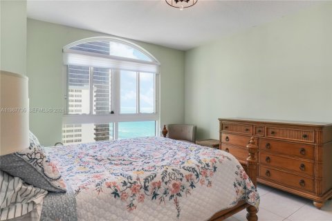 Condominio en alquiler en Hallandale Beach, Florida, 2 dormitorios, 117.06 m2 № 2051264 - foto 16