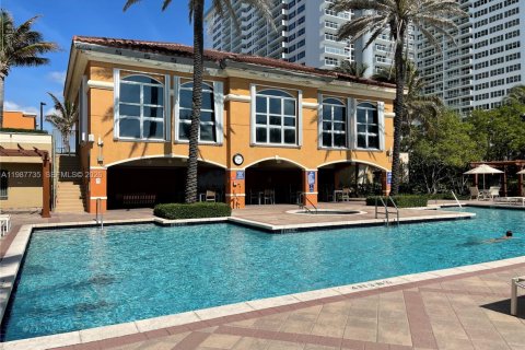 Condominio en alquiler en Hallandale Beach, Florida, 2 dormitorios, 117.06 m2 № 2051264 - foto 23