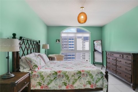 Condominio en alquiler en Hallandale Beach, Florida, 2 dormitorios, 117.06 m2 № 2051264 - foto 10