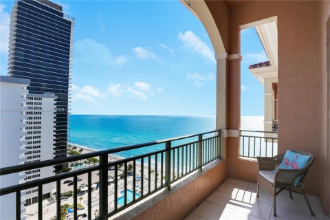 Condominio en Hallandale Beach, Florida, 2 dormitorios  № 2051264