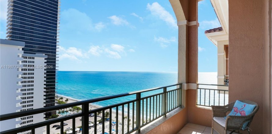 Condominio en Hallandale Beach, Florida, 2 dormitorios  № 2051264