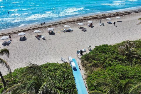 Condominio en alquiler en Hallandale Beach, Florida, 2 dormitorios, 117.06 m2 № 2051264 - foto 7