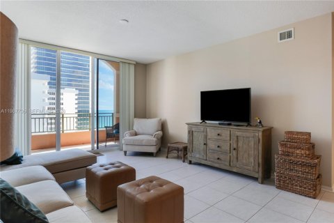 Condominio en alquiler en Hallandale Beach, Florida, 2 dormitorios, 117.06 m2 № 2051264 - foto 2