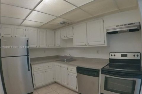 Снять в аренду квартиру в Норт-Майами, Флорида 1 спальня, 62.52м2, № 1955072 - фото 2