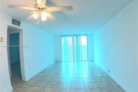 Снять в аренду квартиру в Норт-Майами, Флорида 1 спальня, 62.52м2, № 1955072 - фото 3