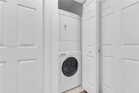Townhouse in North Lauderdale, Florida 2 bedrooms, 107.86 sq.m. № 1753062 - photo 29