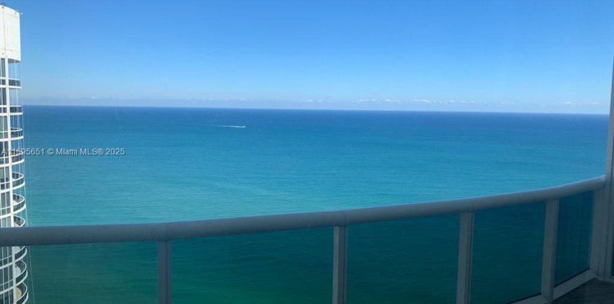 Condominio en Sunny Isles Beach, Florida, 2 dormitorios  № 2016324
