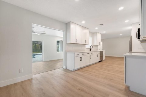 House in Winter Park, Florida 4 bedrooms, 190.45 sq.m. № 2398489 - photo 4