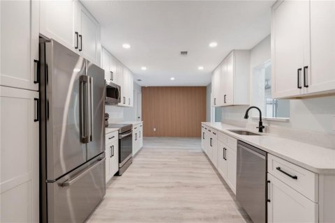 House in Winter Park, Florida 4 bedrooms, 190.45 sq.m. № 2398489 - photo 3
