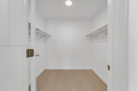 Condo in Bay Harbor Islands, Florida, 4 bedrooms  № 2031280 - photo 19