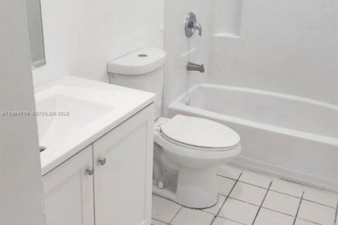 Снять в аренду таунхаус в Корал-Спрингс, Флорида 2 спальни, 92.9м2, № 2081081 - фото 10