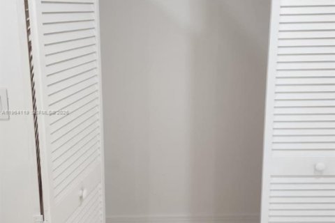 Снять в аренду таунхаус в Корал-Спрингс, Флорида 2 спальни, 92.9м2, № 2081081 - фото 8