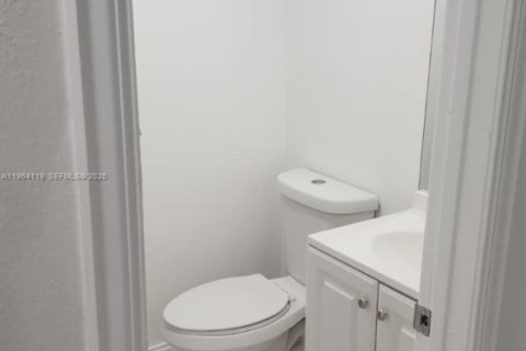 Снять в аренду таунхаус в Корал-Спрингс, Флорида 2 спальни, 92.9м2, № 2081081 - фото 4