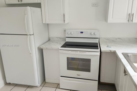 Снять в аренду таунхаус в Корал-Спрингс, Флорида 2 спальни, 92.9м2, № 2081081 - фото 2