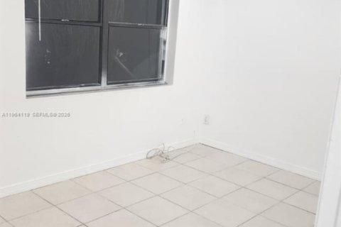 Снять в аренду таунхаус в Корал-Спрингс, Флорида 2 спальни, 92.9м2, № 2081081 - фото 5