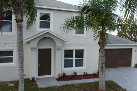 House in Kissimmee, Florida 4 bedrooms, 215.53 sq.m. № 1878384 - photo 2