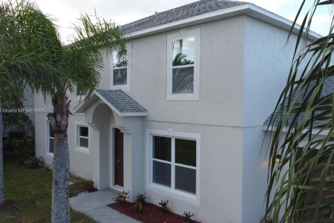 House in Kissimmee, Florida 4 bedrooms, 215.53 sq.m. № 1878384 - photo 3