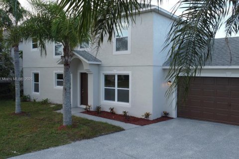 House in Kissimmee, Florida 4 bedrooms, 215.53 sq.m. № 1878384 - photo 1