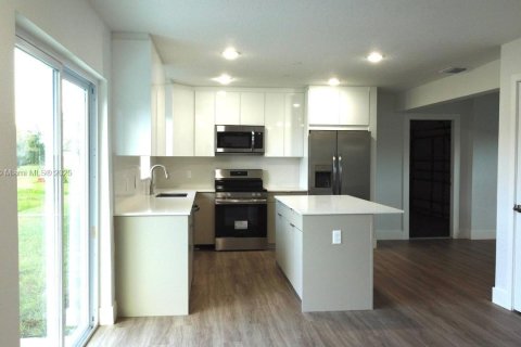 House in Kissimmee, Florida 4 bedrooms, 215.53 sq.m. № 1878384 - photo 12