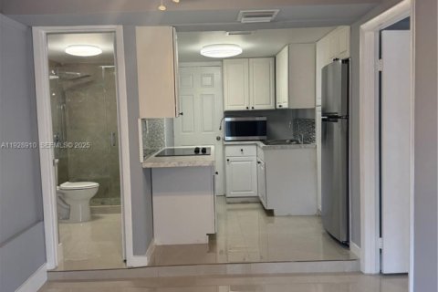 House in Hialeah, Florida 2 bedrooms, 179.21 sq.m. № 1987866 - photo 4