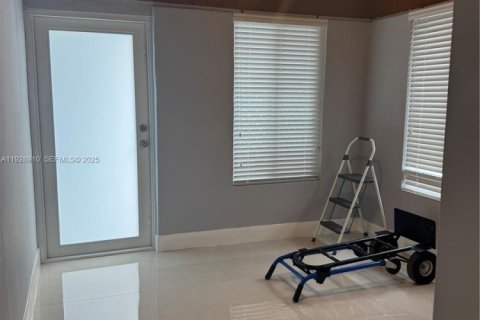 House in Hialeah, Florida 2 bedrooms, 179.21 sq.m. № 1987866 - photo 6