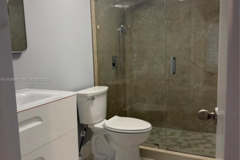 House in Hialeah, Florida 2 bedrooms, 179.21 sq.m. № 1987866 - photo 8